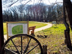 Mehr über den Artikel erfahren Die Info-Schilder stehen im Garten