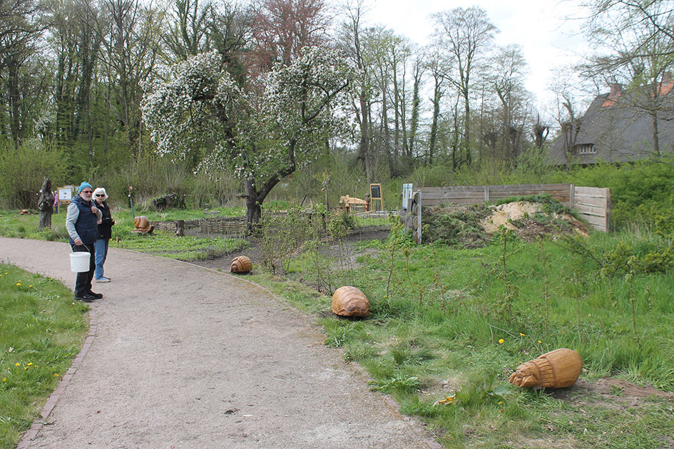 You are currently viewing Die Holzskulpturen schmücken Doras Garten