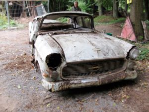 Mehr über den Artikel erfahren Der alte Opel wurde aus der Sägerei geborgen