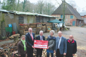 Read more about the article Scheckübergabe der Sparkasse Harburg Buxtehude für das Projekt Schweinehaus