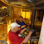 Heckenscheren und Besen