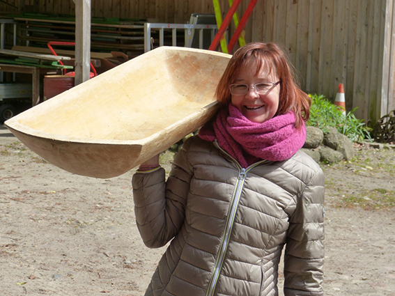 You are currently viewing Volles Programm: Reinigung der Starenkästen, Futtertassen, Obstbaumschnitt und der 1. Mahltag in diesem Jahr