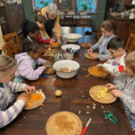 Die Kinder kochen ohne Strom – und an allen anderen Ecken der  an der Mühle ist auch was los …