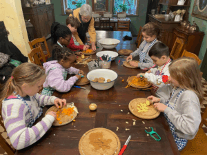 Mehr über den Artikel erfahren Die Kinder kochen ohne Strom – und an allen anderen Ecken der  an der Mühle ist auch was los …